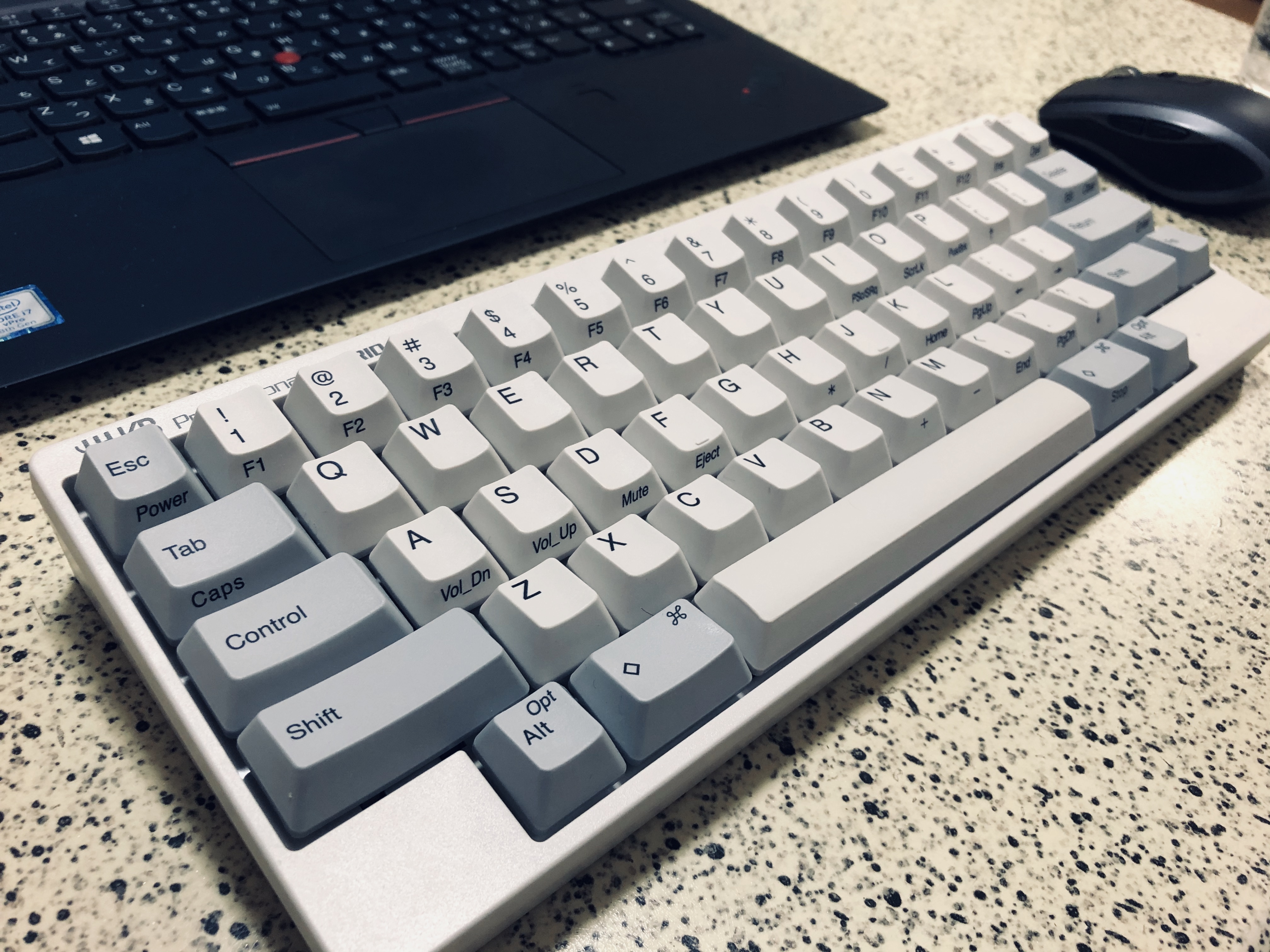 ノートパソコンの前に置いた白いHHKB Professional HYBRID Type-S